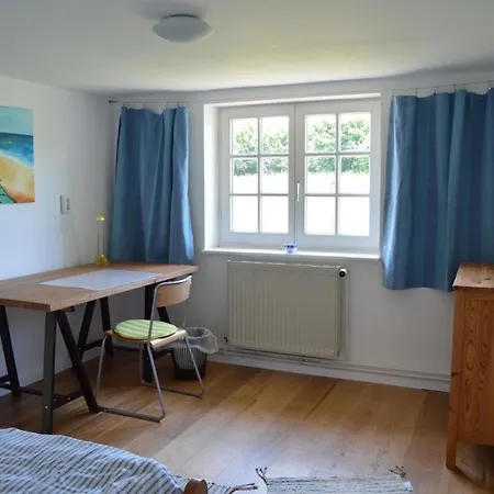 Freistehendes Reetdachhaus Auf Einem Grossen Grundstueck In Ruhiger Umgebung Hébergement de vacances