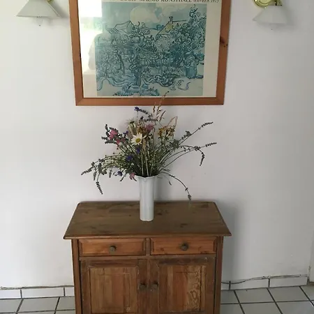 Freistehendes Reetdachhaus Auf Einem Grossen Grundstueck In Ruhiger Umgebung *